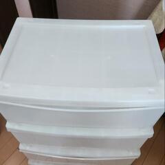 プラスチック衣装ケース×2の画像