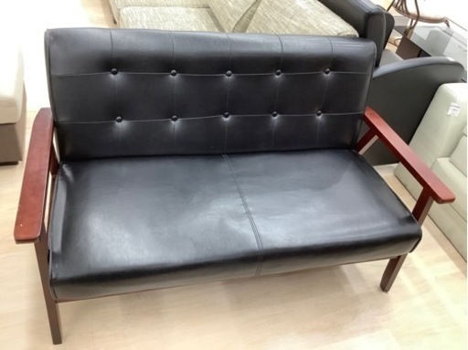 レトロデザインの2人掛けソファーをご紹介致します。