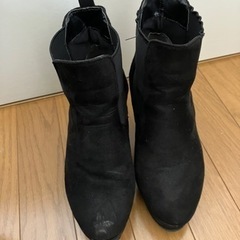 黒のショートブーツの画像