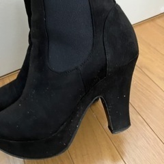 黒のショートブーツの画像