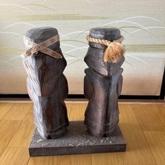 木彫りのアイヌの人形の画像