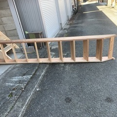 ハシゴ、（ロフト、メゾネットなどに）