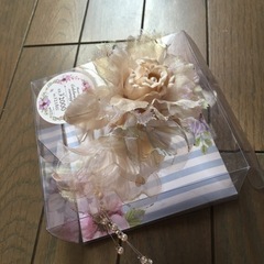 コサージュ　花　ベージュの画像