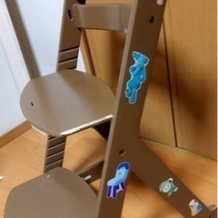 椅子　子供用　茶色　シール有りの画像