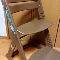 椅子　子供用　茶色　シール有りの画像
