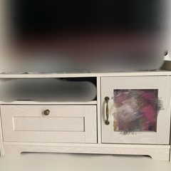 淡いピンクのテレビ台