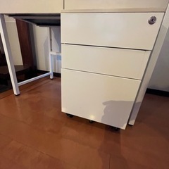 ０円　白い学習机
