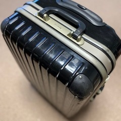 ハードタイプのスーツケースをお譲りします