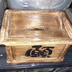 小さい賽銭箱と猫の貯金箱と熱燗の画像