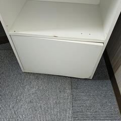 3段の収納棚の画像
