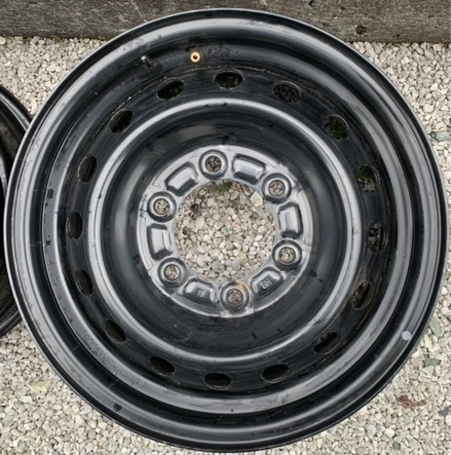 ハイエース純正鉄ホイル。