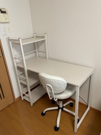 ラック付きデスクとチェアセット【半年前に購入した新しいものです】