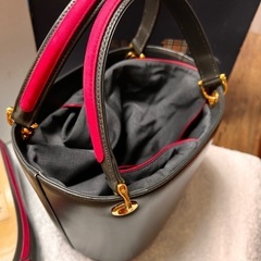 銀座かねまつ　グレーとピンクのバッグの画像