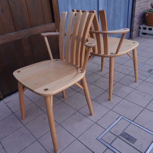 MIKIMOKU(ミキモク)のメープル材を使用した楓の森 ダイニングチェアー2脚セットです。優しくカーブしたバックレストとアームが魅力