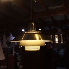 北欧デンマークより入荷した真鍮のヴィンテージ ペンダントライトです。 無機質な質感とモダンなデザインが魅力の天井照明。インダストリアルなインテリアにもおススメのランプです♪DB428