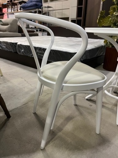 オシャレな白系丸型テーブル!! IDC大塚家具 秋田木工 2人掛け ダイニングテーブルセット 椅子二脚セット