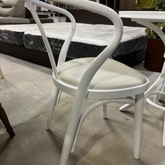 オシャレな白系丸型テーブル!! IDC大塚家具 秋田木工 2人掛け ダイニングテーブルセット 椅子二脚セット