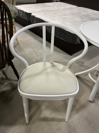オシャレな白系丸型テーブル!! IDC大塚家具 秋田木工 2人掛け ダイニングテーブルセット 椅子二脚セット