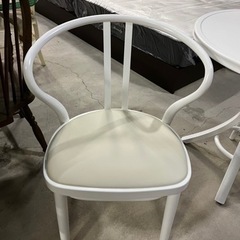 オシャレな白系丸型テーブル!! IDC大塚家具 秋田木工 2人掛け ダイニングテーブルセット 椅子二脚セット
