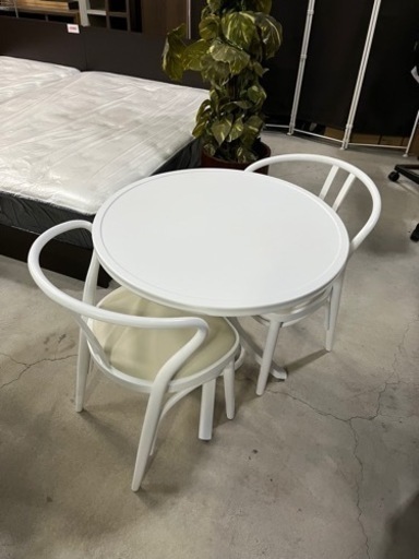 オシャレな白系丸型テーブル!! IDC大塚家具 秋田木工 2人掛け ダイニングテーブルセット 椅子二脚セット