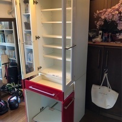 赤白食器棚の画像