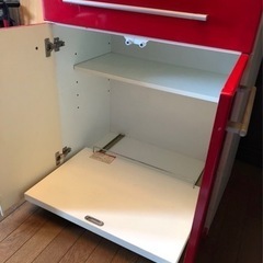 赤白食器棚の画像