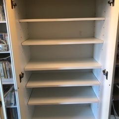 赤白食器棚の画像