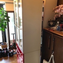 赤白食器棚の画像