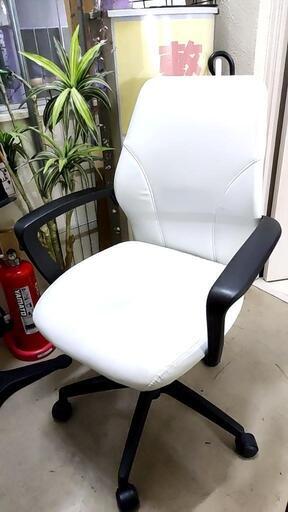 白いオフィスチェア