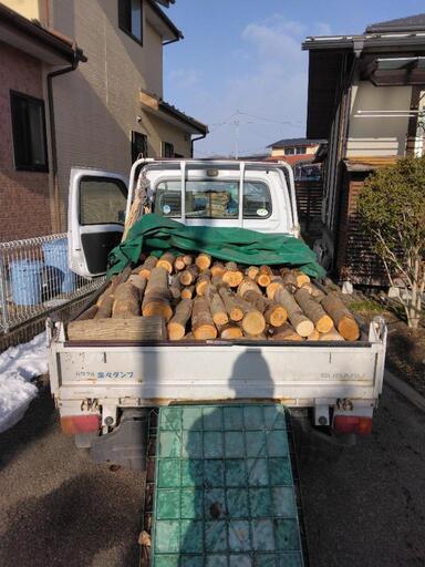 受付停止中です【定型文不可】ストーブの薪 ナラのみの玉切り、小割り