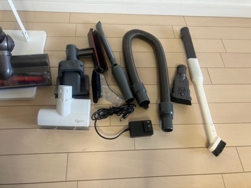 【動作確認済】掃除機 ダイソンDyson V6 スタンド、多数アタッチメント付き