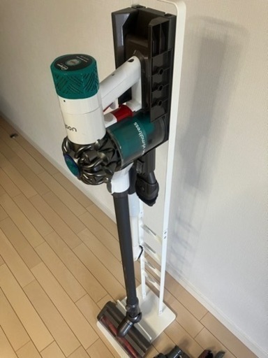 【動作確認済】掃除機 ダイソンDyson V6 スタンド、多数アタッチメント付き