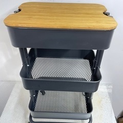 【値下げしました】IKEA(イケア) RASKOG(ロースコグ)ワゴンブラック/HOGSMA(ホーグスマ)竹製天板･まな板セット/キャスターワゴン/サイドテーブル/キッチンワゴン/収納/物入れ/シェルフ/外形寸法幅×45cm奥行×35cm高さ×78cm/単身/学生/新生活/引越し/自社便配送/直接引取り/福岡市/糸島市【JUN-PayPay】の画像