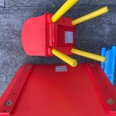 子供が使っていたテーブルと椅子です。の画像