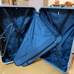 大きいスーツケースの画像