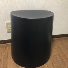 無印良品のおしゃれな椅子（ポリプロピレンスタッキーズツール、ダークグレー）の画像