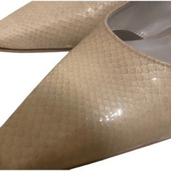 《美品》銀座かねまつ KANEMATSU 22.5cm クロコダイル　白パンプスの画像