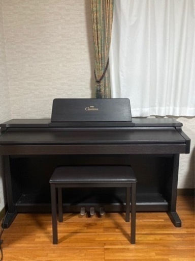 ペダル・チェア付きの電子ピアノ