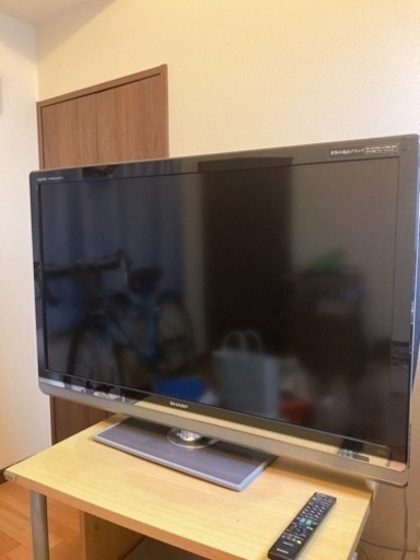 【受け取りに来てくれる方限定】世界の亀山ブランド AQUOS46型 テレビ・テレビ台付き
