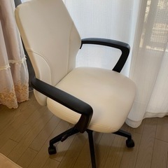 キャスター付き椅子（白）