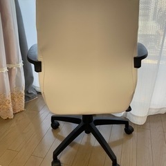 キャスター付き椅子（白）の画像