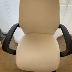 キャスター付き椅子（白）の画像