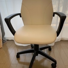 キャスター付き椅子（白）の画像