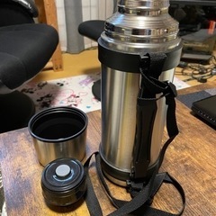 【800→400に値下げしました】ステンレス魔法瓶（ハンドル付）未使用品　1リットル　真空二重構造の画像