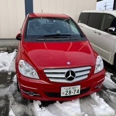 メルセデスベンツ　Bクラス　レッド　低走行
