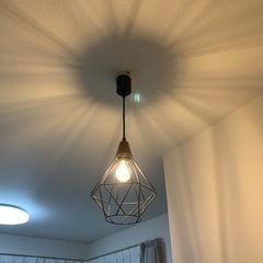 ペンダントライト（ニトリ）LED電球付けます。