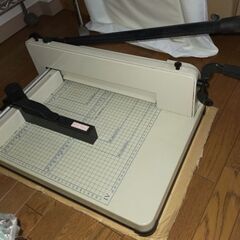 【最終値下げ】大型裁断機 A4サイズ ペーパーカッター(DS-858A4)の画像