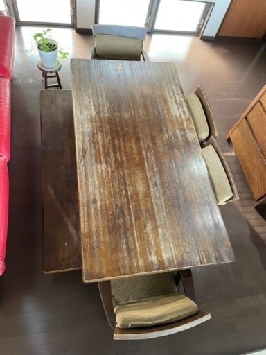 存在感のあるダイニングテーブル