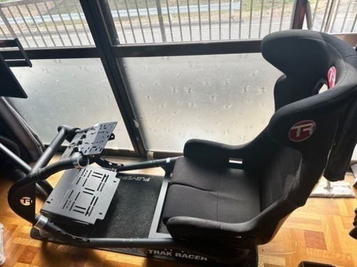 track racer tr8と22インチから32インチ対応トリプルモニタースタンド