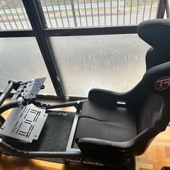 track racer tr8と22インチから32インチ対応トリプルモニタースタンド